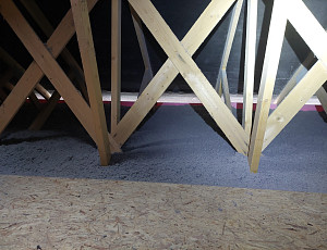 Zateplení stropu zděné novostavby pomocí foukané celulózové izolace